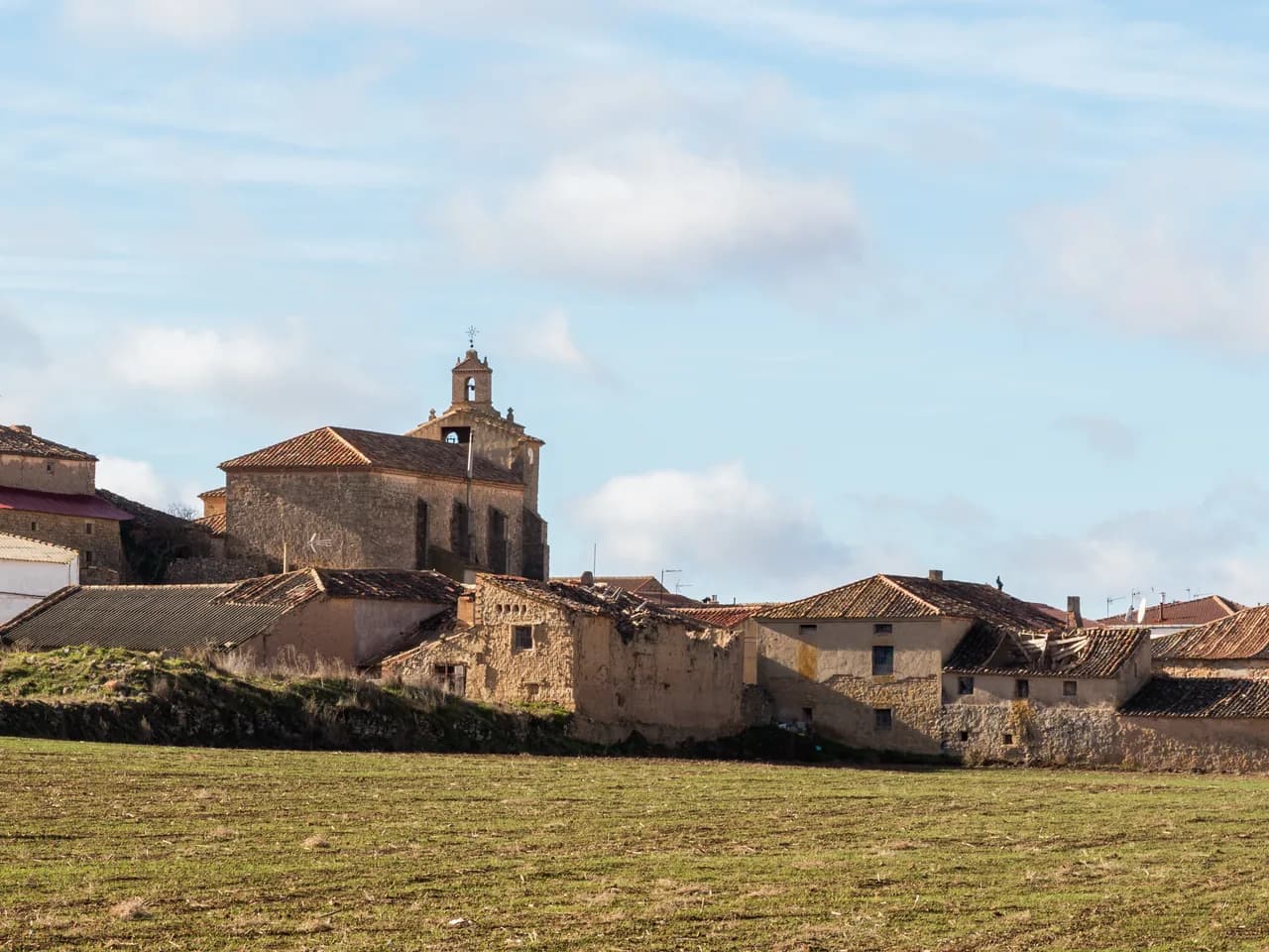 Casas de piedra con tejados de teja en un pueblo de Soria, Castilla y León