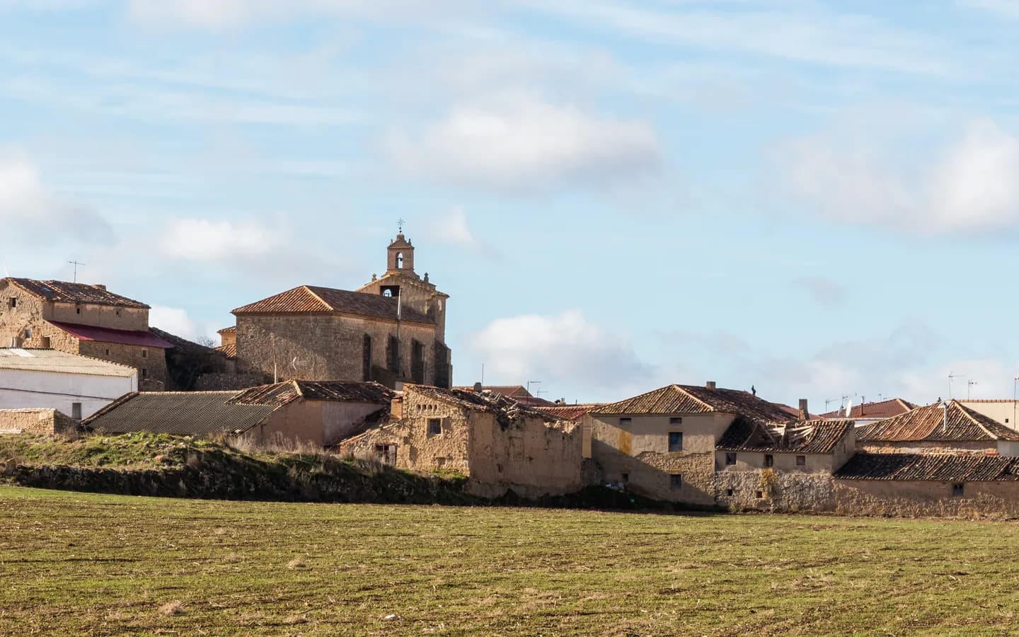 Casas de piedra con tejados de teja en un pueblo de Soria, Castilla y León